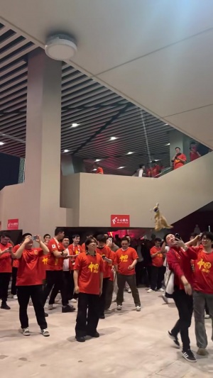 國足半場0-2澳大利亞，球迷中場輪流擊打袋鼠玩偶??