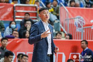 杜鋒：今天我們籃板輸?shù)奶?所以比賽一直打得比較膠著