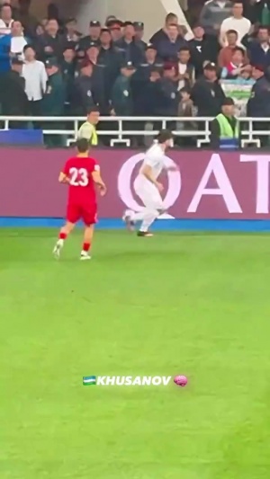 機(jī)智小胡??胡桑諾夫與對手對抗后“撤凳子”，對方?jīng)_出底線??