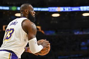 Skip：詹姆斯的界外發(fā)球失誤讓對方快速拿下三分 讓湖人陷入險地