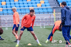 球隊(duì)完成在泰達(dá)足球場(chǎng)的踩場(chǎng)訓(xùn)練，明日前來(lái)天津的球迷注意添衣