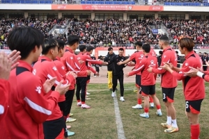 今日賽前，俱樂部為前球員馬曉磊及文爍舉行了退役儀式