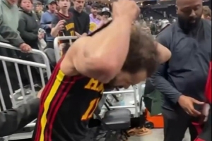 特雷-楊退場(chǎng)時(shí)專(zhuān)門(mén)為小球迷脫下球衣 后者開(kāi)心極了??