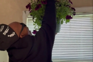 馬布里給母親買花：自來(lái)中國(guó)打球&回家時(shí)間太少 一直很想陪著母親