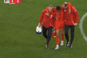 傷不起了！穆西亞拉拼搶時(shí)拉傷，在隊(duì)醫(yī)攙扶下離場(chǎng)