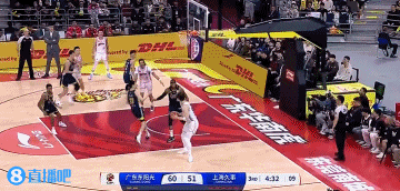 風(fēng)云突變！王哲林聯(lián)手哈維帶隊(duì)轟18-0 上海從落后11分到反超7分！