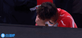 王哲林遭遇違體犯規(guī)無法罰球 劉錚代替2罰全中后王哲林回到場上