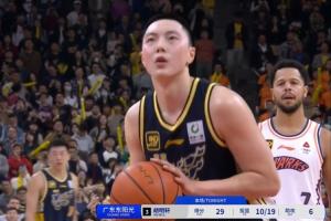 ??他值得！胡明軒一攻一防終結比賽 罰球時“MVP”呼聲震天響！