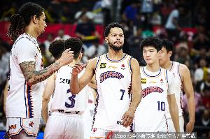 半場合計(jì)27分！孔德昕：哈維和洛夫頓都太想靠個(gè)人能力解決問題