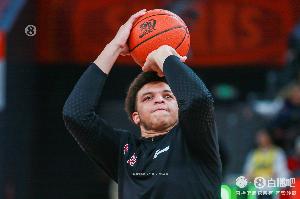 新體育：CBA既有月薪二三十萬美元甚至更高的外援 也有不到兩萬的