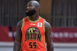 瓊斯：我仍是CBA的得分王和助攻王 如果現(xiàn)在就退役當(dāng)教練可太蠢了