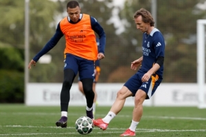 備戰(zhàn)阿森納，皇馬官方曬今日訓(xùn)練照：姆巴佩、魔笛、貝林厄姆參訓(xùn)