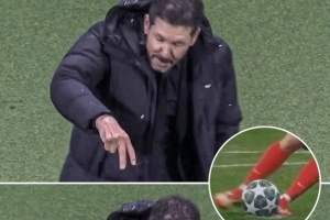 ??阿爾瓦雷斯點(diǎn)射破門(mén)后，西蒙尼做“兩次觸球”手勢(shì)嘲諷皇馬