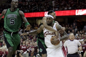 ??皮爾斯：我以前總在場(chǎng)上挑釁詹姆斯 他在關(guān)鍵時(shí)刻經(jīng)常會(huì)罰丟