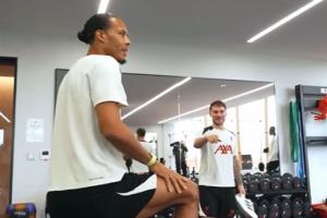 歡樂(lè)多??范迪克查遲到，麥卡最后抵達(dá)表示沒(méi)遲到并問(wèn)：努涅斯呢