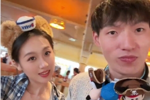 吳前妻子曬視頻打卡迪士尼：加起來(lái)六十歲的人尋找童心
