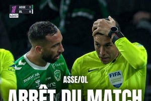 助理裁判被球迷投擲物砸中，里昂比賽中斷雙方球員返回更衣室