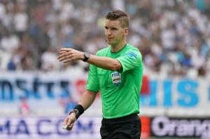 隊報：里昂vs圣埃蒂安邊裁被硬幣砸中，比賽一度中斷超過40分鐘