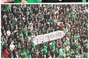 感謝馬奎爾！圣埃蒂安球迷拉橫幅嘲諷死敵里昂