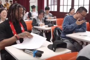 秋童當主持??羅斯和徐靜雨考英語 鯨魚都選C 玫瑰母語也不行？