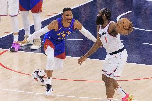 前50有13個(gè)??運(yùn)動(dòng)員收入21-50：威38、登43、炮46、韋48、瓜50