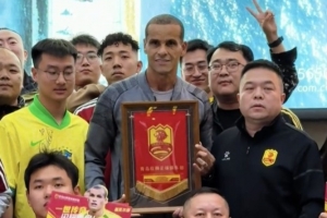 心情不佳？記者：青島紅獅輸球后，里瓦爾多并未參加友誼比賽