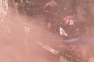 太損了！埃弗頓球迷買1萬枚藍(lán)色煙火換紅色包裝，騙了利物浦球迷