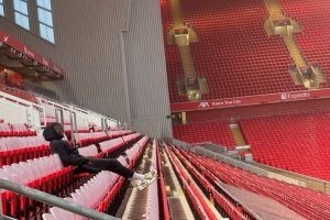 另類(lèi)慶祝方式，科納特獨(dú)自坐在安菲爾德看臺(tái)微笑俯瞰球場(chǎng)