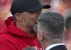 投桃報(bào)李！克洛普退休前帶頭唱斯洛特之歌，今天斯洛特唱渣叔之歌