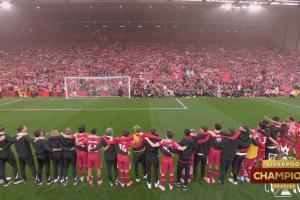 太動人！利物浦全隊面向看臺和球迷高唱youll never walk alone