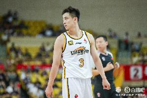 狀態(tài)略微回暖！趙繼偉半場2記三分拿到6分3板4助