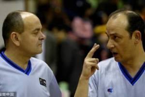 洋裁判吹洋哨，洋和尚念洋經(jīng)