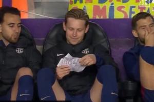 巴拉多利德球迷扔印有大羅的假鈔，德容仔細(xì)看了看作勢(shì)要揣兜里