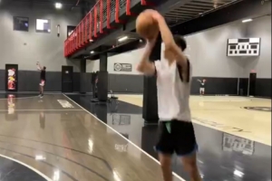 ????林葳已經(jīng)開始特訓(xùn) 為參加NBA選秀做準(zhǔn)備