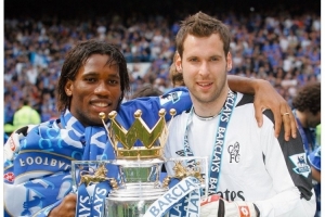 20年前的今天切爾西捧起隊史首座英超獎杯，至今已5次奪冠