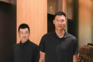 ??易建聯(lián)昨天和王仕鵬一共出席活動 阿聯(lián)退役后反而瘦了？