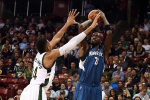 ??字母哥：加內(nèi)特是垃圾話之王 我第一件球衣是掘金甜瓜的假貨