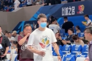 4屆總冠軍&兩屆FMVP！遼籃后衛(wèi)趙繼偉現(xiàn)場觀戰(zhàn)總決賽G6