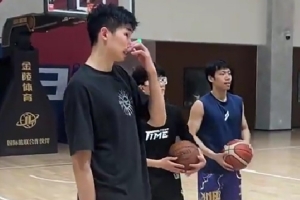 鄒教練上線！鄒陽曬Vlog：在清華當(dāng)籃球教練的一天