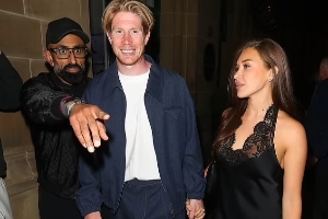 ??德布勞內(nèi)告別派對：瓜帥騎自行車抵達(dá)，格拉利什捧場到凌晨