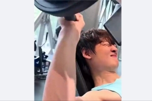 這次強度怎么樣？王哲林日前備戰(zhàn)全運會進行力量訓(xùn)練??