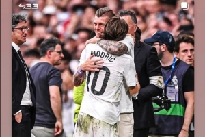 致敬！東契奇社媒轉(zhuǎn)發(fā)莫德里奇與克羅斯擁抱照片