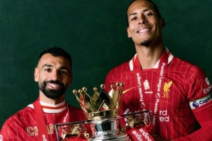 利物浦發(fā)布球員冠軍定妝照：薩拉赫、范迪克合照，無(wú)阿諾德