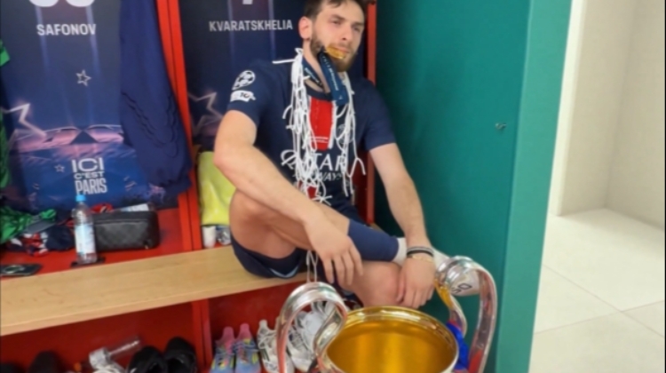 紀(jì)念人生巔峰??K77在更衣室合影大耳朵杯，蹺二郎腿叼獎牌??