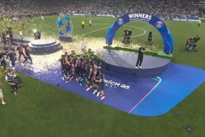 迪馬：巴黎球員捧杯時恩里克率先向國米球員鼓掌，表達了極大尊重