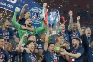 伊布社媒祝賀老東家問鼎大耳朵杯：這里是巴黎！