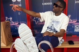 大佬坐姿！登貝萊賽后將腳搭在歐冠獎杯上??