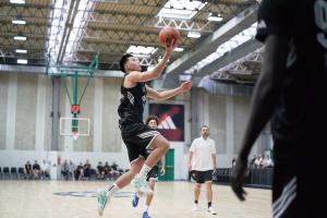 葳少2場(chǎng)27中7??阿迪歐洲訓(xùn)練營(yíng)：林葳14投12分 小偰7中3得到7分