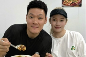 張寧妻子：今天是結(jié)婚兩年紀(jì)念日 行囊羞澀都無恨&難得夫妻是少年