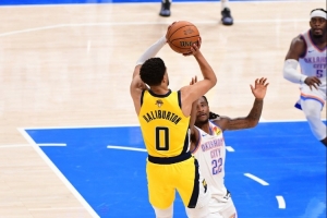 ??韋德：搞件球衣找哈利伯頓簽名去 他真TMD是個超級巨星